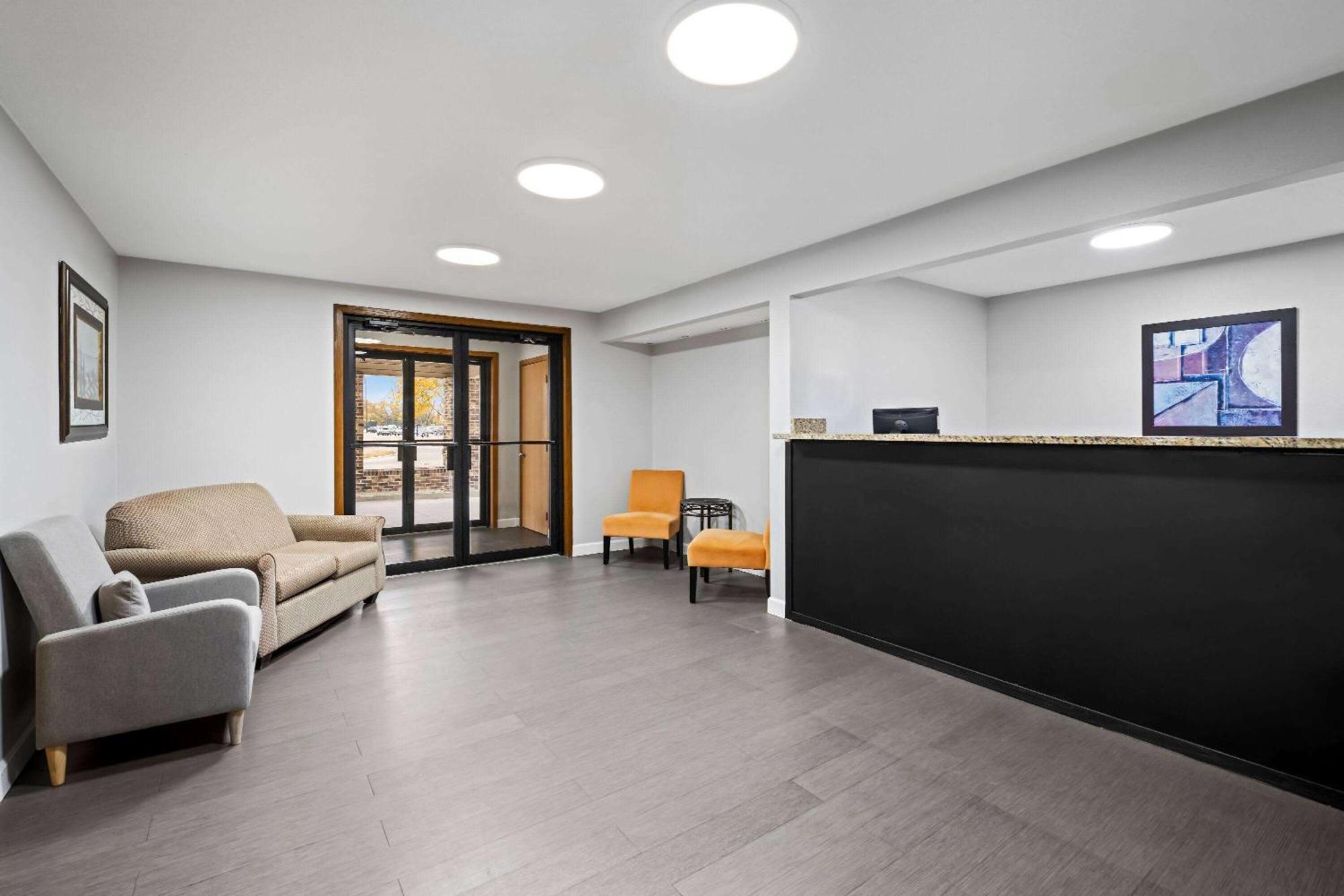 Super 8 By Wyndham Waverly Екстер'єр фото
